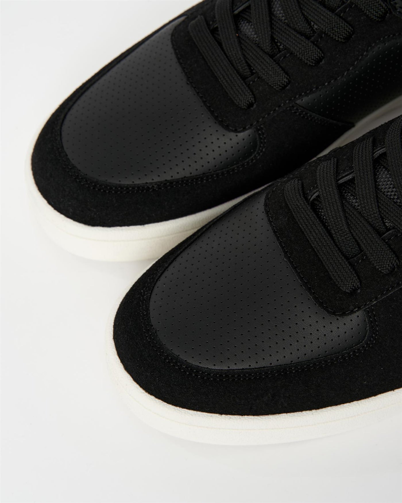 Mens Avelino V2 Trainers Black/White